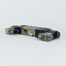 SOLENOID VALVE DOUBLE 5/3 3/8" MID CLOSED WITH 220 VAC COIL & ADAPTOR CPT
